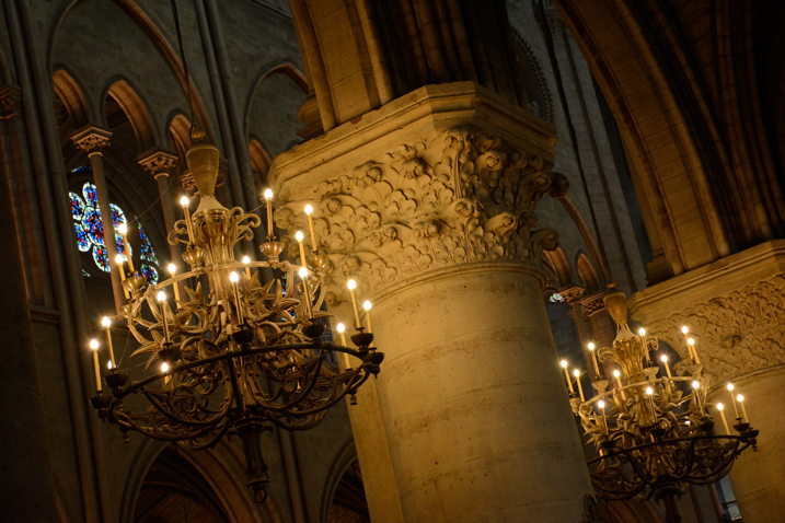 1/20s, f/4.8, 52mm Even for handheld shooting in a low-light scene like this, high-performance VR (effect equivalent to a shutter speed 4.0 stops* faster) reliably compensates for camera shake. Notice the texture and details of the chandeliers and stone pillar.