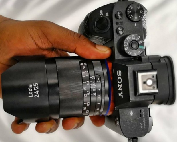 zeiss loxia 25mm f 2.4 lens