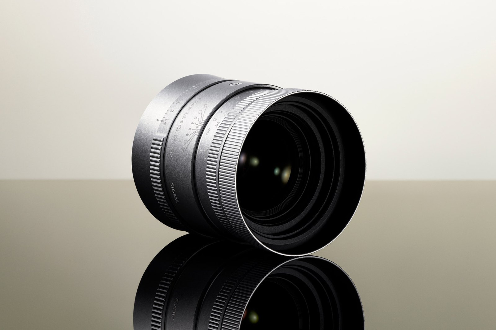 Sigma 50mm F1.4 CL DG Contemporary in silver with hood